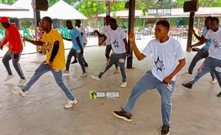 Groupe de jeunes danseurs en pleine performance de danse moderne à l’Espace Culturel Missi Momo , Bangui.