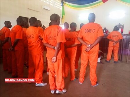 Les 17 accusés en tenue orange, dont Dieudonné Ndomathé, devant la cour criminelle de Bangui