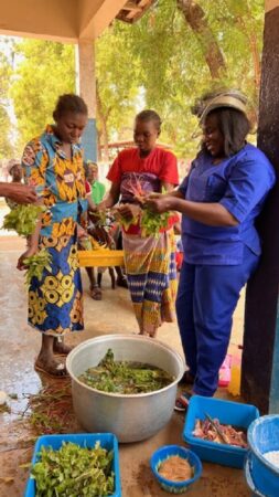 Des femmes préparant des légumes lors d’un atelier culinaire à l’hôpital de Bossangoa, organisé par MSF.