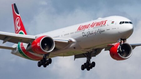 Avion Boeing 777 de Kenya Airways en vol avec sa livrée rouge et blanche caractéristique