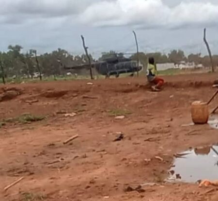 Un hélicoptère militaire russe sur la piste de l'aérodrome de Birao, avec des civils à proximité