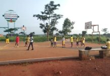 Jeunes basketteurs en action sur le terrain de basketball Martine Gonofei à Kantoné