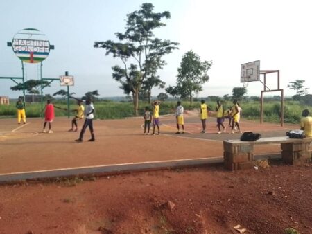 Jeunes basketteurs en action sur le terrain de basketball Martine Gonofei à Kantoné