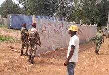 Forces de sécurité démolissant les installations illégales chinoises sur l’avenue des Martyrs à Bangui