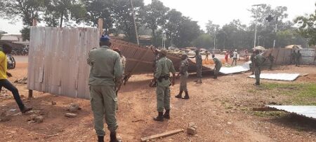 Démolition des installations chinoises illégales par les forces de sécurité sur l’avenue des Martyrs à Bangui