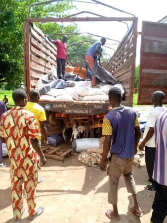Hommes déchargeant des sacs de vivres d’un camion à Kabo.