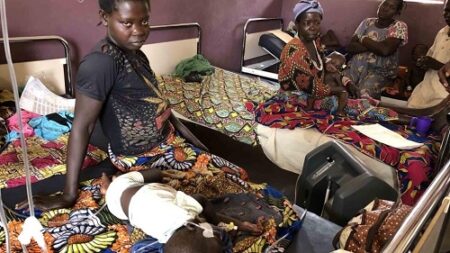 Femmes et enfants dans une salle de soins à l’hôpital de Bossangoa.