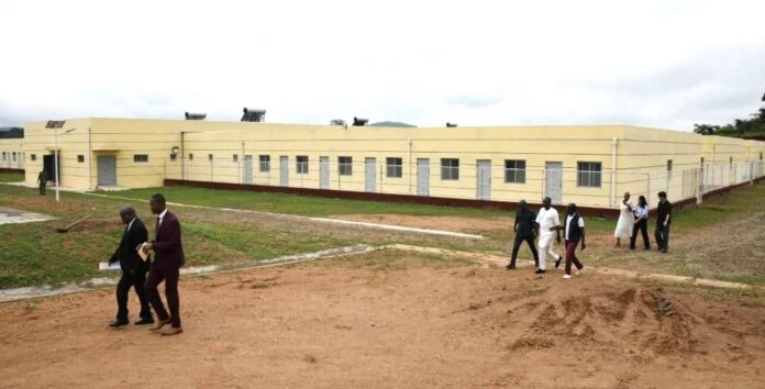 Image du centre hospitalier de Délébama montrant des bâtiments modernes mais désertés, avec des personnes se promenant autour. hopital_de_delebama_situe_pk24_route_de_damara Délébama : Le centre hospitalier de 8 Milliards de FCFA Toujours Inexploité