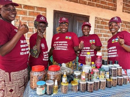 À Bria, Centrafrique, un groupe de femmes redynamise l'artisanat des parfums et encens traditionnels. Ce projet soutenu par la MINUSCA favorise la cohésion sociale et l'autonomisation économique.