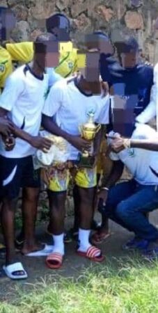 Détenus de la prison de Ngaragba célébrant avec un trophée après un match de football organisé par la MINUSCA pour la journée de Mandela.