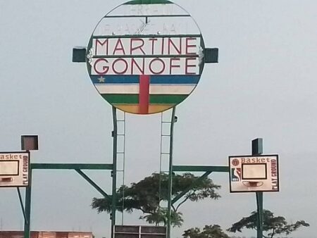 Panneau du terrain de basketball Martine Gonofei à Kantoné