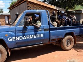 Camion de la gendarmerie rempli de soldats en patrouille dans un quartier de Bangui