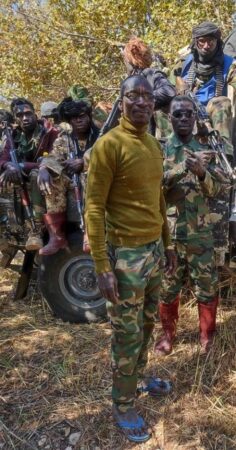Des rebelles du PRNC, armés et en tenue militaire, posent avec leur chef d’état-major, Mahamad Déya, à Ouada, Maïkaga.