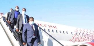 Président Toadera descendant d’un avion après un voyage officiel