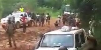 Véhicule bloqué dans la boue avec des militaires tentant de le dégager en Centrafrique