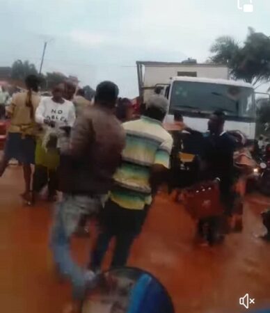 Les gens se rassemblent pour observer la scène d'accident d'un véhicule transportant des casiers de Bière à Bimbo, à la sortie sud-ouest de Bangui, en Centrafrique