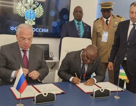 Le ministre de la Défense centrafricain Claude Rameaux Bireau signe une clause additionnelle imposée par la Russie à Moscou ceremonie_signature_nouvelle_clause_accord_avec_la_russie_par_le_ministre_centrafricain_dela_defense La Russie vient de resserrer son emprise sur les richesses minières centrafricaines
