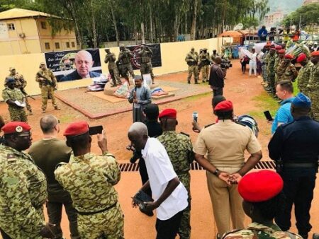 Cérémonie du premier anniversaire de la mort de Yevgeny Prigozhin en Centrafrique, organisée par les mercenaires de Wagner et les soldats FACA, montrant la manipulation de la population. comemoration_premier_anniversaire_mort_patron_wagner_a_bangui