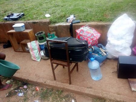 Les bagages d'une famille des refugiés centrafricains à Yaoundé chassée de leur domicile. sans menagement total.