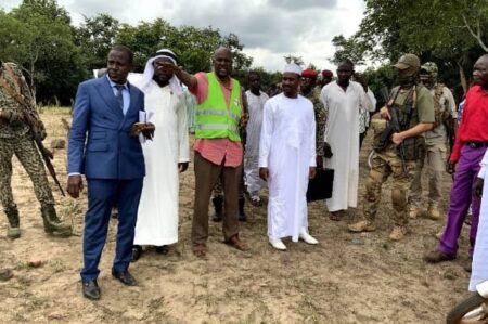 Le ministre Hassan Bouba avec des officiels et des mercenaires Wagner à Bria