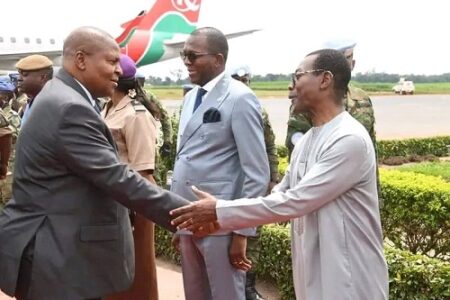 Jean-Pierre Waboué, président du Conseil constitutionnel, serre la main du président Touadéra à l'aéroport de Bangui M'Poko