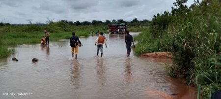 Débordement de la rivière Kparé , située à 12 kilomètres de Bozoum, sur la route de Bouar, dans la préfecture de l'Ouham-Pendé