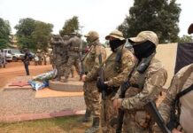 Les mercenaires russes, ici, à la maison russe, célébrant le premier anniversaire de la mort de leur chef Prigojine mort il y'a un an dans un acccident d'avion près de Moscou , à Bangui. les_mercenaires_russes_a_bangui Les enfants de Bangui sacrifiés pour glorifier Wagner