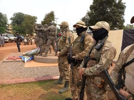 Les mercenaires russes, ici, à la maison russe, célébrant le premier anniversaire de la mort de leur chef Prigojine mort il y'a un an dans un acccident d'avion près de Moscou , à Bangui.