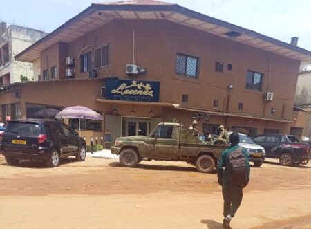 Pick-up militaire avec des mercenaires du groupe Wagner stationné devant l’ex mini-prix à Bangui