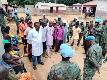 Réunion de soldats de la MINUSCA et de jeunes locaux pour coordonner l’initiative de nettoyage autour du centre de santé de Cantonnier