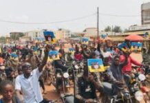Centrafrique : Wagner enlève le président de la jeunesse et un fou à Abba Bogani Foule de manifestants à moto brandissant des drapeaux russes dans une rue de Bangui taxis_motos_de_bangui Bangui : Wagner achemine une lettre sanglante à l'ambassade des États-Unis de manière spectaculaire