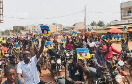 Foule de manifestants à moto brandissant des drapeaux russes dans une rue de Bangui taxis_motos_de_bangui Bangui : Wagner achemine une lettre sanglante à l'ambassade des États-Unis de manière spectaculaire