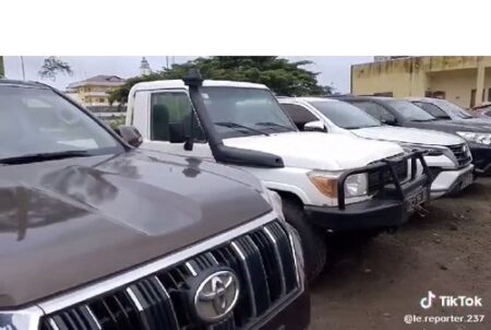 Les forces de l’ordre camerounaises ont procédé à une saisie massive de véhicules de luxe, dont plusieurs 4x4, volés en Centrafrique et transportés à Douala et Yaoundé par un réseau criminel bien organisé. Cette opération marque un coup dur pour les trafiquants et souligne la coopération renforcée entre les deux pays pour lutter contre ce type de criminalité transfrontalière.