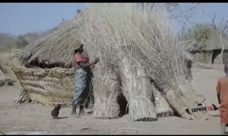 Femme réparant un toit de paille dans le village d’Ousna.