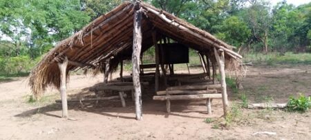 École rudimentaire en paille avec bancs en bois sous un abri ouvert près de Ouaddala préfecture de la Haute-Kotto , , Centrafrique"