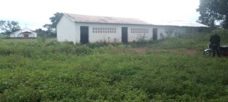 École abandonnée dans le village Déba, situé à 19 km de Baboua, sur la route de Béloko