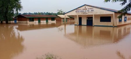 École inondée à Bozoum, Centrafrique, septembre 2024 par corbeaunews-centrafrique inondation_ville_de_bozoum Bozoum sous les eaux: la saison des pluies met la Centrafrique à genoux