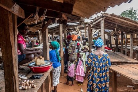 Femmes et enfants dans un marché de Berberati, en République centrafricaine. corbeaunews Centrafrique. CopyrightDR