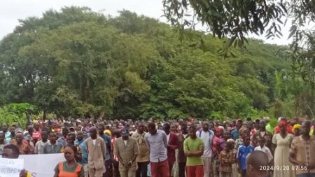 Foule rassemblée lors de la marche organisée par les miliciens Azandé à Zémio, dans la préfecture du Haut-Mbomou, le 20 septembre 2024