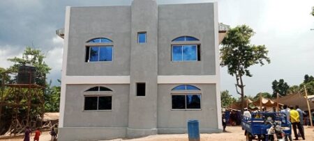 Façade de la nouvelle mosquée de Mbaïki, inaugurée le 9 septembre et fermée deux jours plus tard par les autorités locales.