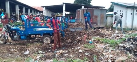 Nettoyage des ordures au marché de Paoua, dans Lim-Pendé, avec le soutien de l’ONG Caritas. Corbeaunews-centrafrique