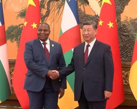 Le Président centrafricaine, Faustin Archange Touadera, à gauche, et le Président chinois, Xi Jinping , à droite, au palais du peuple en Chine, le 6 septembre 2024. Copyrightla renaissance.