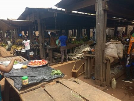 Dans le marché de Pétévo du sixième arrondissement de Bangui filmé par le journaliste Christian Aimé Ndota de corbeaunews-centrafrique.