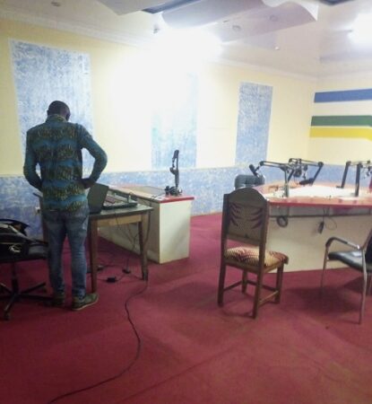 Technicien ajustant les équipements dans le studio de Radio Centrafrique