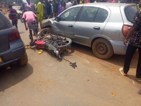 Un véhicule gris, stationnant porte ouverrte suite à un accident vers Bimmbo, dans le dixième arrondissement de Bangui. L'accident impliquant cette voiture avec une moto transportant deux femmes avec leur bébé