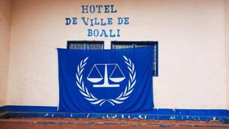 Le logo de la cour pénale internationale accroché sur le mur de l'hôtel de la ville de Boali, à 95 km de Bangui illustrant l'article sur la sensiblisation de la CPI auprès des victimes