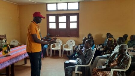 Monsieur Gama Uziel entrain de sensibiliser la population de la ville de Yaloké