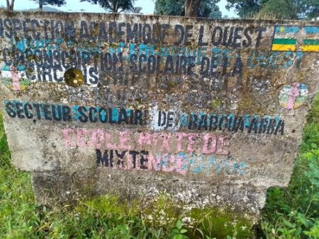 Plaque en béton indiquant l’École mixte de Koundé et les informations administratives, illustrant l'article sur l'École de Koundé : Un directeur sans logement, des salles vides, une rentrée fantôme