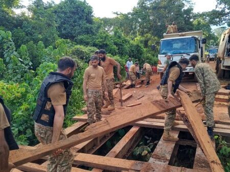 Ingénieurs pakistanais réparant un pont en bois