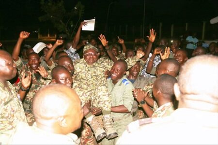 Le ministre de la Défense nationale de la République centrafricaine, Claude Rameaux Bireau, entouré par des membres des Forces armées centrafricaines à Bambari, célébrant un moment de cohésion et de soutien.